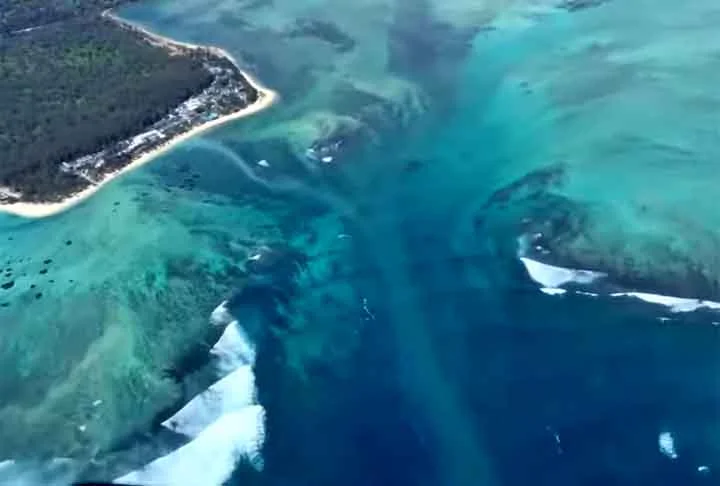 Em poucos quilômetros, a profundidade a de 500 metros para mais de três mil metros, acelerando a corrente e a transformando em uma cascata monumental. 