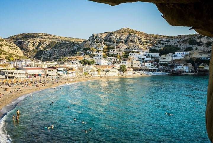 A melhor época para visitar Creta é durante a primavera (abril-junho) ou o outono (setembro-outubro), quando o clima é agradável e há menos turistas.