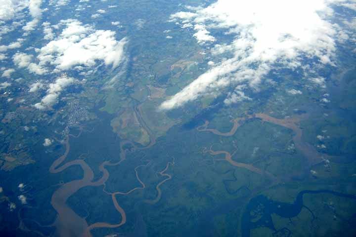 O volume d'água despejado pelo rio é tão descomunal que a água do mar é doce por vários quilômetros além da desembocadura. O rio Amazonas descarrega no oceano Atlântico 20% de toda a água doce que chega nos oceanos.
