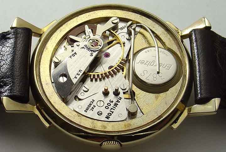 Na década de 1970, a introdução dos relógios elétricos revolucionou a indústria relojoeira. Eles usam eletricidade para funcionar, em vez de engrenagens mecânicas.