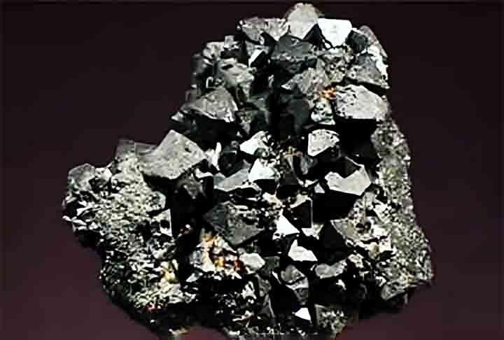 A história dos ímãs remonta a tempos antigos. Por volta de 600 a.C., os gregos notaram que um tipo de pedra chamada "pedra de magnésia" (da região de Magnésia, na atual Turquia) tinha propriedades magnéticas. Esse mineral era a magnetita, um ímã natural.