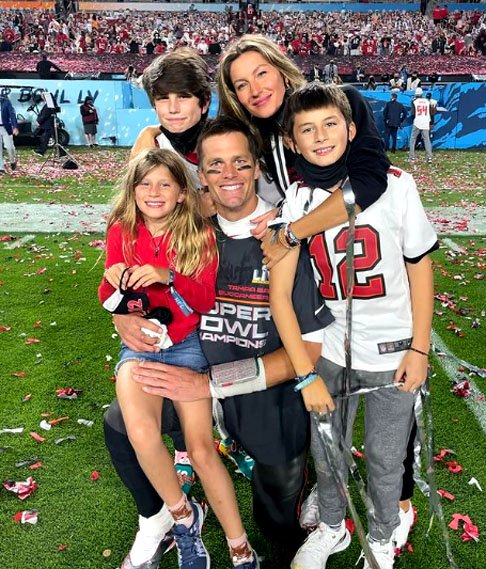 Ela também é mãe de Benjamin Bündchen Brady Rein, 15, e Vivian Lake Bündchen Brady, 12, frutos do casamento com o astro do futebol americano Tom Brady. A união durou 13 anos - entre 2009 e 20