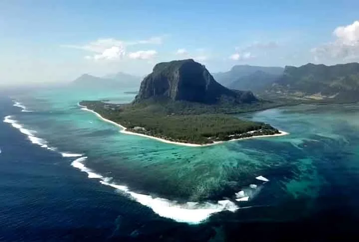 Segundo a istração Oceânica e Atmosférica Nacional dos Estados Unidos (NOAA), o fenômeno da cachoeira submersa ocorre pelo encontro de águas frias e quentes no mar de Irminger. 