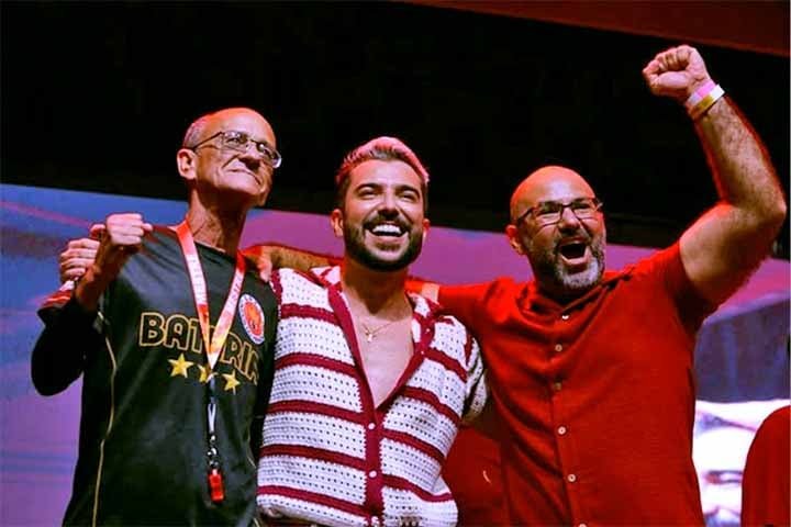 "LÃ³gico que os campeonatos sÃ£o importantes, mas o maior trofÃ©u que ganhei na minha vida foi naquela quadra, com todo mundo emocionado, a aceitaÃ§Ã£o do enredo. A Viradouro fez um golaÃ§o, minha homenagem em vida", completou.