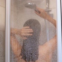 Banho quente: o vilão da sua pele agora com o tempo frio - user18526052/ FreePik