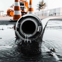 Grupo Unità busca contribuir com as metas do Marco Legal do Saneamento -  Selective closeup shot of a gray pipe with water coming out its hole