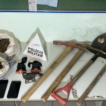 Sete são presos com 22 kg de pedras preciosas extraídas em invasão de haras - PMMG/Divulgação