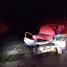 Tombamento de caminhão com 13 toneladas de carga deixa feridos na BR-381 - PRF/Divulgação