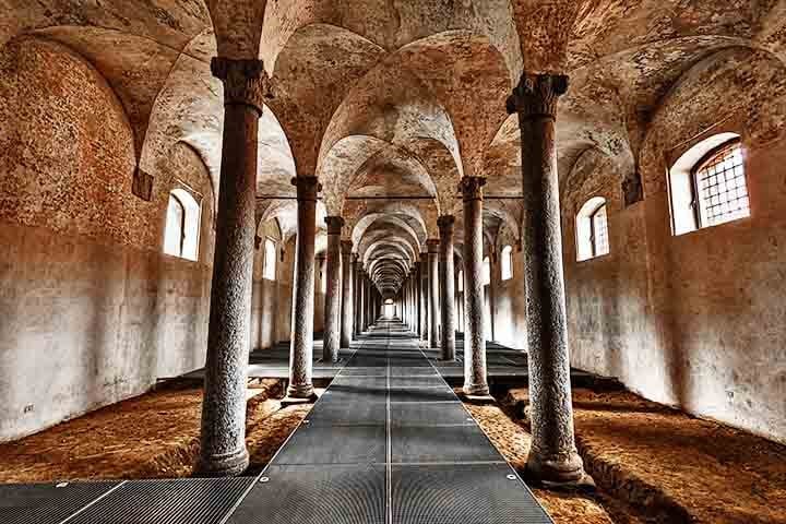Para mais informações, você pode consultar o site oficial do castelo ("https://www.milanocastello.it/en", sem as aspas), que oferece detalhes sobre a história, arquitetura e as atrações do local.