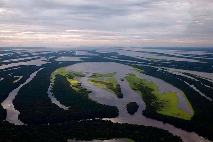 O encontro de suas águas com as águas do oceano provoca a pororoca (uma grande onda que percorre o rio por várias horas), cujo barulho pode ser ouvido a grande distância.
