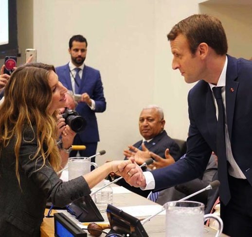 Em 2009, Gisele foi nomeada Embaixadora da Boa Vontade do Programa das Nações Unidas para o Meio Ambiente. Como defensora da natureza, teve contato com altas autoridades em conferências sobre a preservação do planeta. Na foto, ela cumprimenta o presidente da França, Emmanuel Macron.
