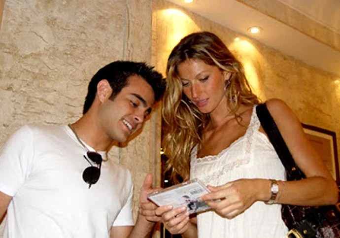 Gisele foi homenageada pelo cantor brasileiro Gabriel Guerra que, em parceria com Pedro Cezar, compôs a canção "Tributo a Gisele". 