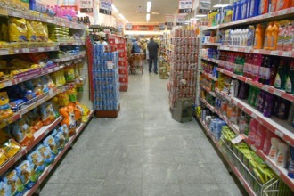 Contratos de trabalho por hora em supermercados aumentam precarização