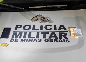 O revólver utilizado no assalto foi encontrado, bem como outros pertences da vítima -  (crédito: PMMG/Divulgação)