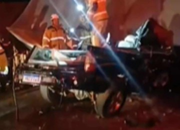 O motorista do carro conseguiu sair sozinho do veículo -  (crédito: Reprodução/@teclemidiaoficial)