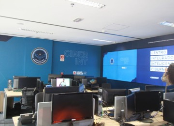 Laboratório é equipado com equipamentos para monitorar ambiente virtual e combater violência organizada em grupos de crianças e adolescentes -  (crédito: Edesio Ferreira/EM/D.A Press)