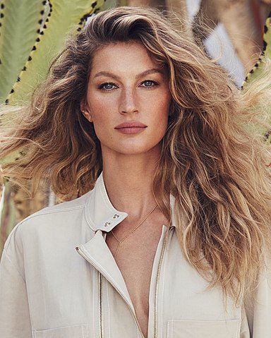 Gisele Bündchen tem 44 anos. Ela nasceu em 20 de julho de 2024 no pequeno município de Horizontina, de 19 mil habitantes, a 496 km da capital Porto Alegre, no Rio Grande do Sul. Ela conquistou uma dimensão rara no campo da moda, chegando ao nível mais elevado de valorização, sendo a estampa das mais sofisticadas grifes. 
