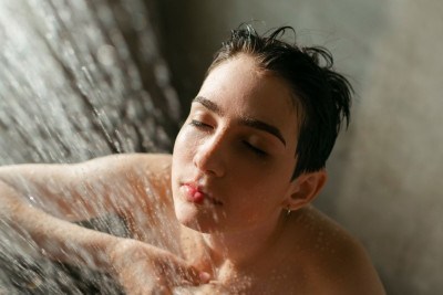 Apesar de parecer inofensivo, o banho quente no inverno é ruim quando passa dos limites -  (crédito: Freepik)