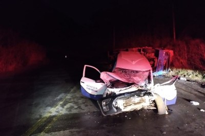 O caminhão atingiu um carro de funerária que também trafegava pelo trecho -  (crédito: PRF/Divulgação)