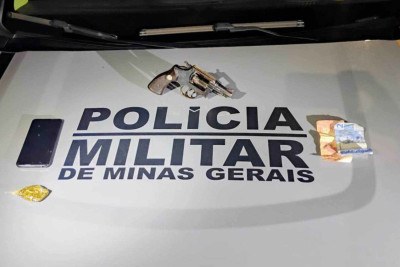 O revólver utilizado no assalto foi encontrado, bem como outros pertences da vítima -  (crédito: PMMG/Divulgação)