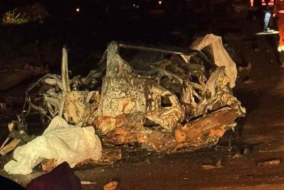 Carro pegou fogo logo depois de bater de frente com carreta na BR-262 -  (crédito: CBMMG)