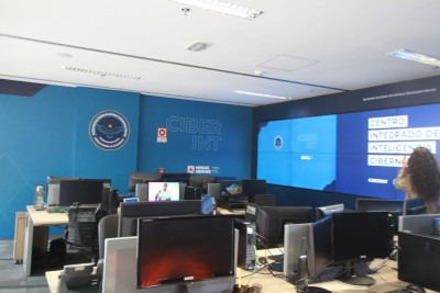 Laboratório é equipado com equipamentos para monitorar ambiente virtual e combater violência organizada em grupos de crianças e adolescentes -  (crédito: Edesio Ferreira/EM/D.A Press)