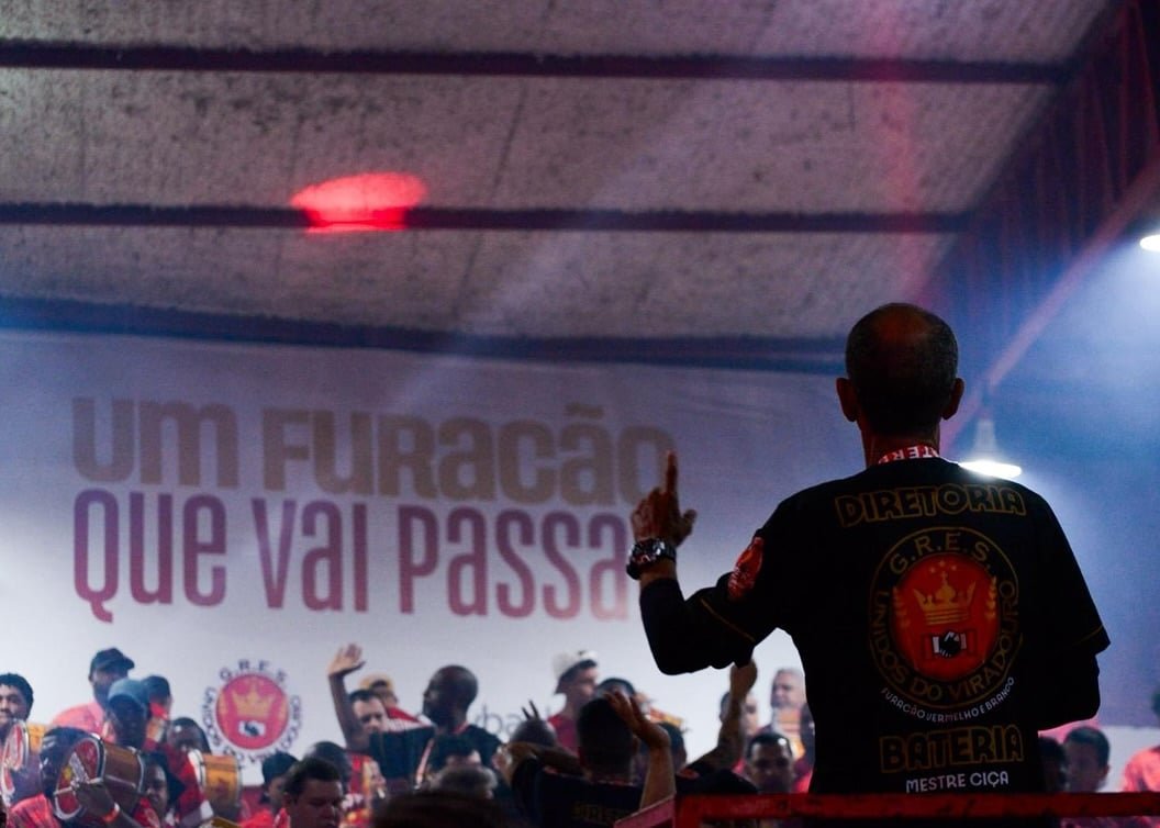 Em 1999, iniciou sua relaÃ§Ã£o de amor com a Unidos do Viradouro e reencontrou o intÃ©rprete Dominguinhos do EstÃ¡cio. Na ocasiÃ£o, a agremiaÃ§Ã£o vivia o melhor momento de sua histÃ³ria e havia conquistado o tÃ­tulo inÃ©dito em 1997, com o carnavalesco JoÃ£osinho Trinta.