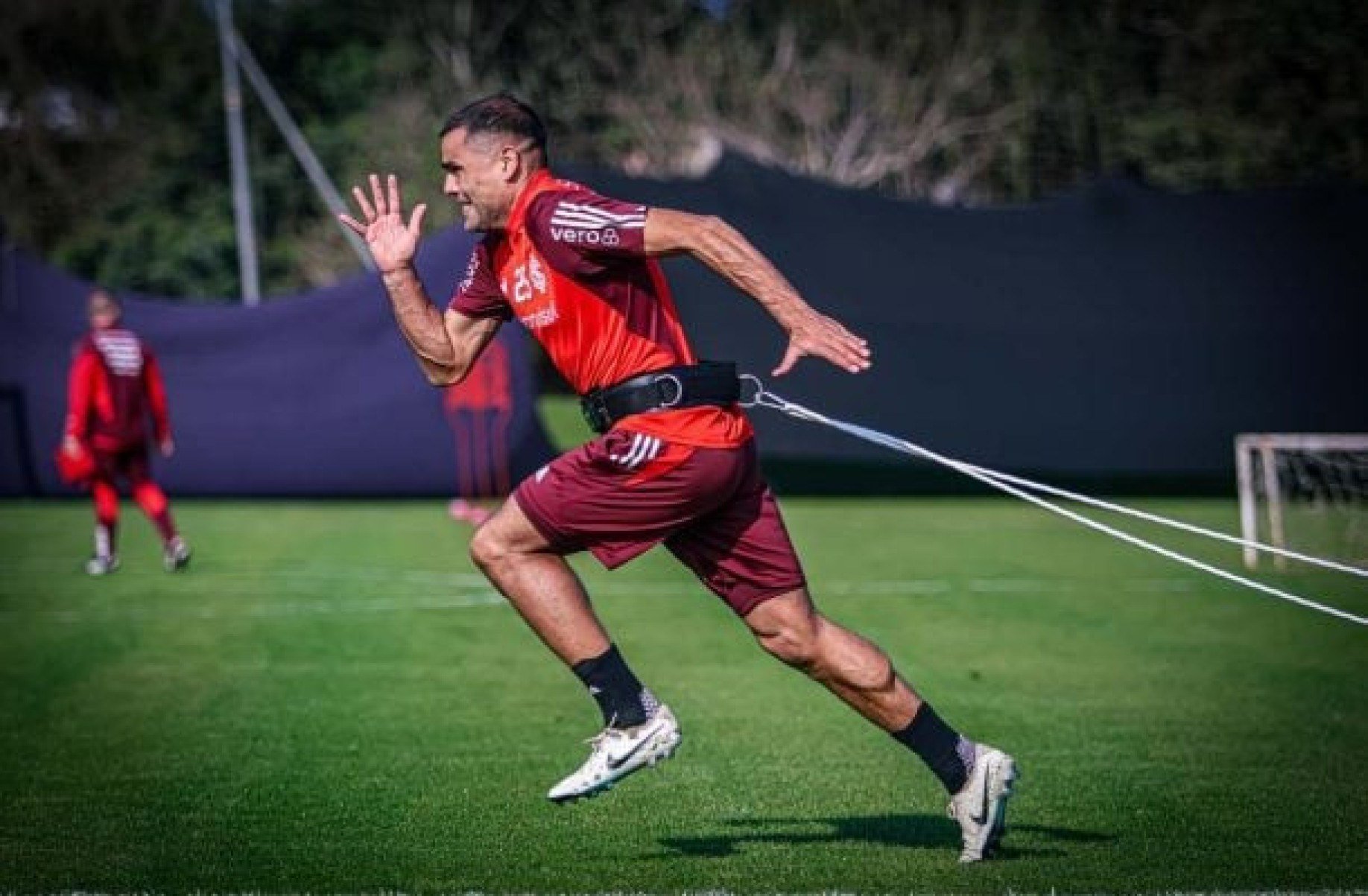 Mercado treina com o elenco e anima bastidores do Internacional