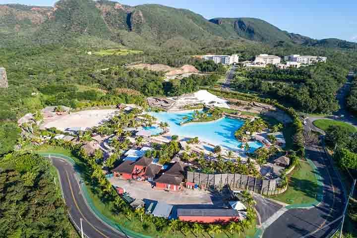 Rio Quente é considerada um paraíso com muitos atrativos além do parque termal, como as praias artificiais e resorts com piscinas naturais.