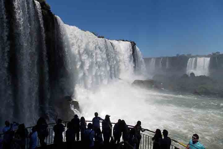 Além das Cataratas, Foz do Iguaçu possui o Mabu Thermas Grand Resort, que está sob a maior fonte de águas termais do mundo, o Aquífero Guarani.-Imagem de Armindo Ferreira Armindo por Pixabay