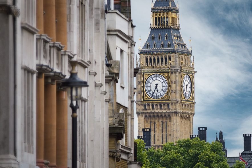Na nona posição está o Reino Unido. Ele não é um país, abrange Inglaterra, Escócia, País de Gales e Irlanda do Norte, mas sua região conta com uma única moeda, a libra, que é considerada a mais forte do continente. O custo diário de um viajante é de 177 euros.