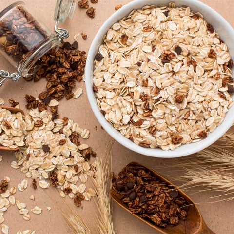 O segundo grupo é composto por cereais ou grãos inteiros (integrais) ou não processados. Entre eles, estão os pães 100% integral e outras massas, aveia, trigo, cevada, quinoa, centeio e outros.