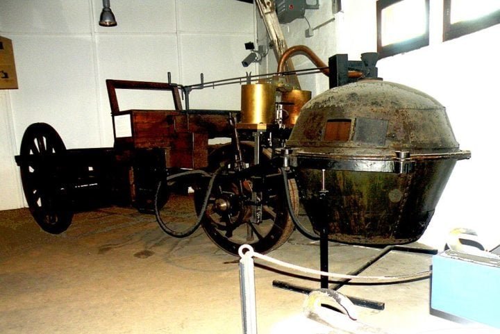 Embora prático, o veículo de Cugnot era impraticável devido ao seu grande peso e baixa eficiência. Era basicamente um trator militar rudimentar que alcançava uma velocidade de cerca de 4 km/h. 