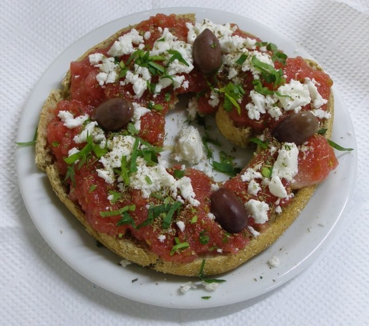 Um dos dos pratos tÃ­picos mais conhecidos de Creta Ã© o "dakos", uma salada com tomate, pepino e queijo feta.