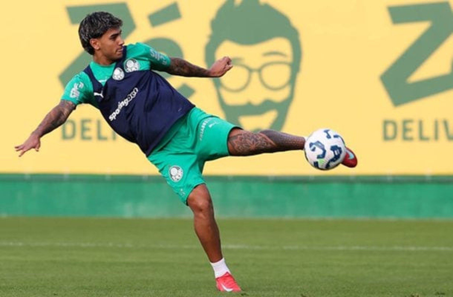 Facundo Torres destaca união dentro do elenco do Palmeiras: ‘Tudo ajuda’