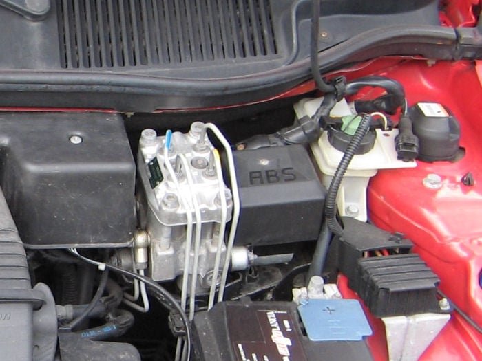 Na década de 1980, os avanços na eletrônica automotiva transformaram os carros em máquinas mais sofisticadas, com sistemas de controle eletrônico de motores, freios ABS e, eventualmente, sistemas de navegação GPS.