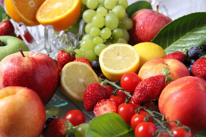 Tello resume o que considera alimentos essenciais para o café da manhã em cinco grupos. O primeiro deles são os legumes, frutas e vegetais frescos ou congelados, inteiros e com pele quando possível. 