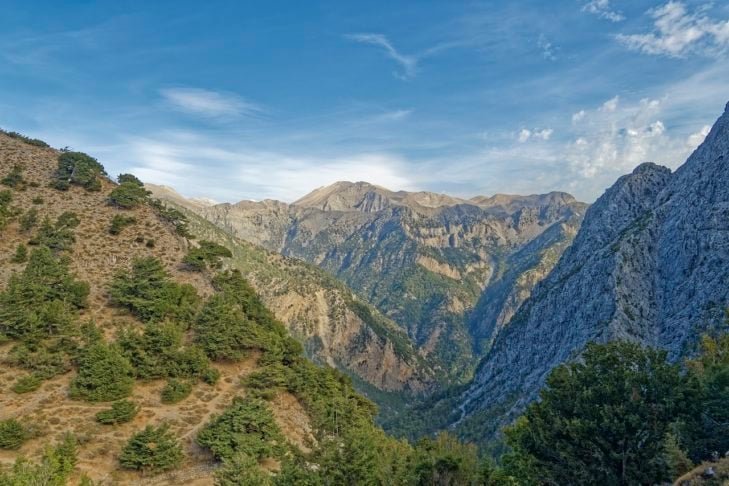 Belezas naturais: A ilha grega é um paraíso para os amantes da natureza, com paisagens montanhosas e picos que ultrapassam 2.000 metros de altitude, desfiladeiros impressionantes, como o desfiladeiro de Samaria, o maior da Europa.