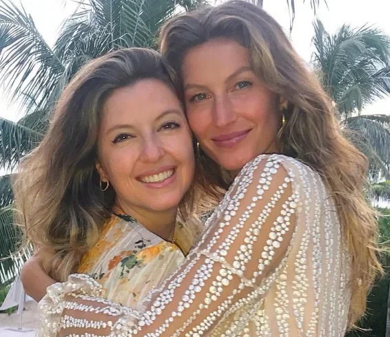 Uma dessas irmãs, Patrícia, é gêmea de Gisele, embora as duas não sejam parecidas. Em 2023, ela postou foto das duas na comemoração de aniversário: "Grata por estar comemorando mais um ano ao redor do sol com minha super mana".
