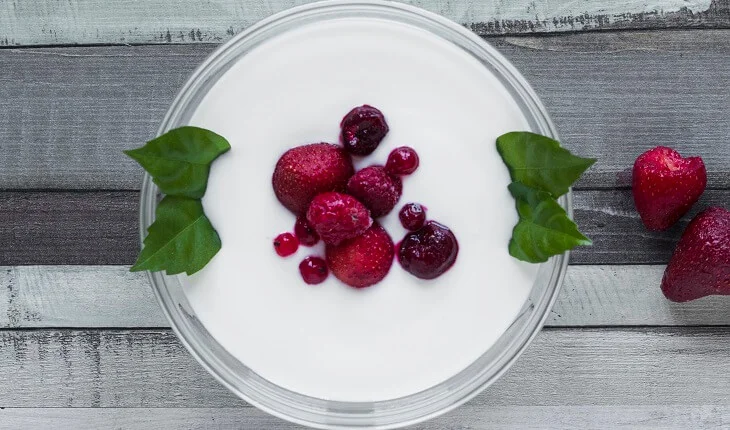 AlÃ©m disso, o terceiro grupo apresenta proteÃ­nas saudÃ¡veis: ovos (nÃ£o fritos), lacticÃ­nios como iogurtes pouco gordurosos, legumes e carnes magras.