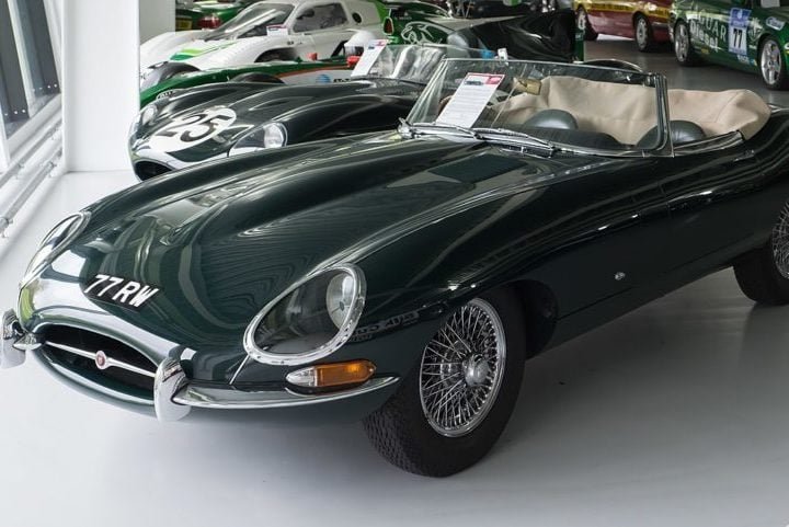 Jaguar E-Type (1961): Conhecido por seu design elegante e desempenho, o E-Type Ã© frequentemente citado como um dos carros mais bonitos jÃ¡ fabricados e um sÃ­mbolo do luxo e esportividade britÃ¢nica.