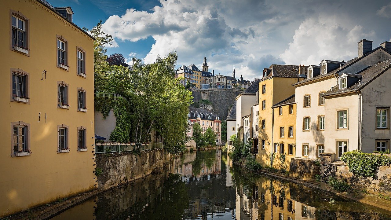 Luxemburgo aparece na sétima posição e tem o maior salário da União Europeia. Para visitar esse micro país é preciso gastar em média 184 euros por dia.