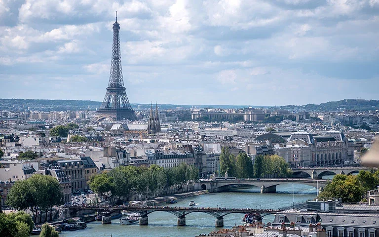 Na quarta posição está a França. A capital Paris é uma das cidades mais visitadas do mundo, com uma culinária reconehcida por todos e muita história e cultura. O gasto médio por dia é de 233 euros.