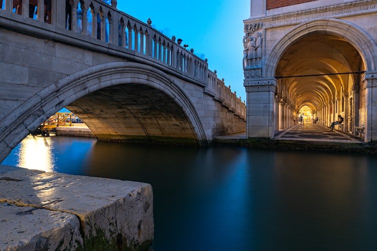 Famosa pela culinária, cultura e história, a Itália está em 11º lugar. Se quiser visitar Roma, Milão ou alguma outra cidade italiana, o gasto médio diário será de 167 euros.