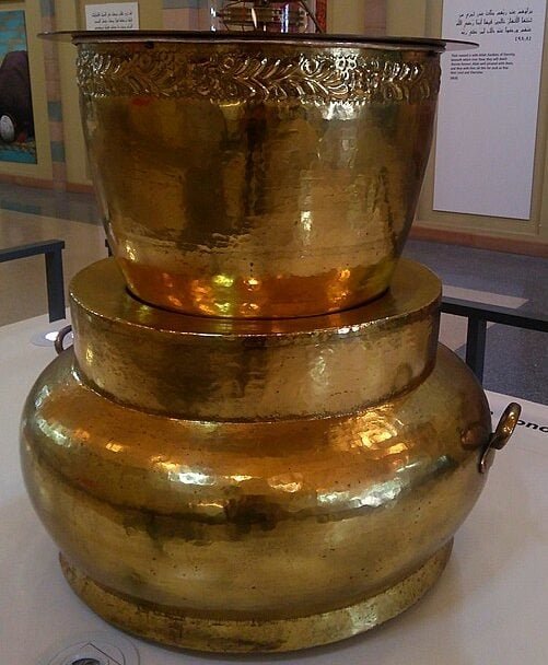 Existiam também os relógios de água (Clepsidras), que consistiam em vasos com água que escoavam por um orifício, medindo intervalos de tempo.