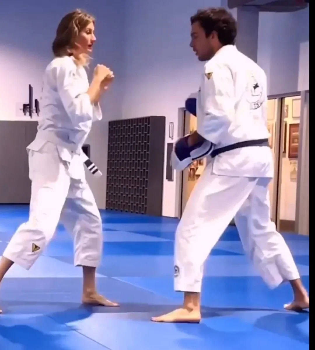 Gisele e Joaquim sÃ£o amigos de longa data. Ele Ã© carioca, mas vive hÃ¡ anos nos Estados Unidos, onde montou uma academia para dar aulas de jiu-jitsu. Em 2022, Gisele postou vÃ­deo de uma aula em que ela treina com Joaquim, mas afirma que o romance sÃ³ surgiu apÃ³s seu divÃ³rcio de Tom Brady.