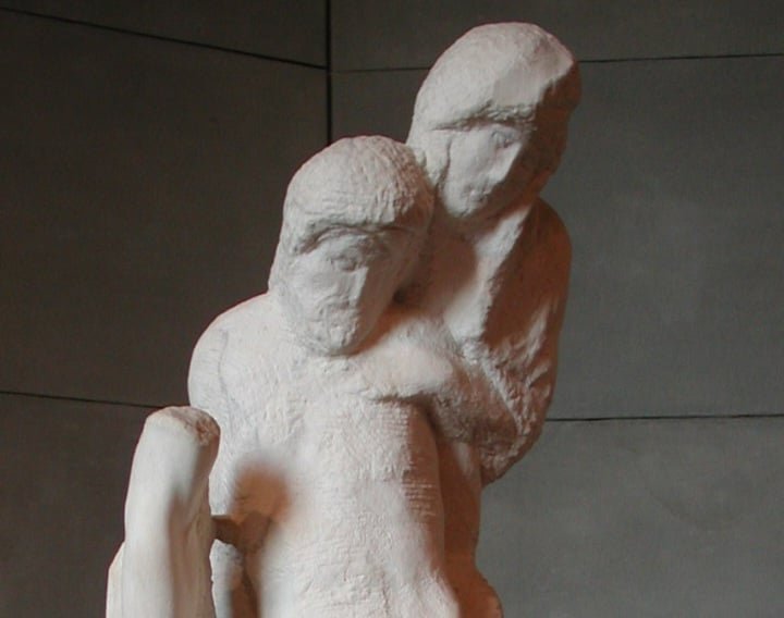 Uma das peças mais famosas do castelo é a "Pietà Rondanini", a última escultura inacabada de Michelangelo, que atrai visitantes de todo o mundo.