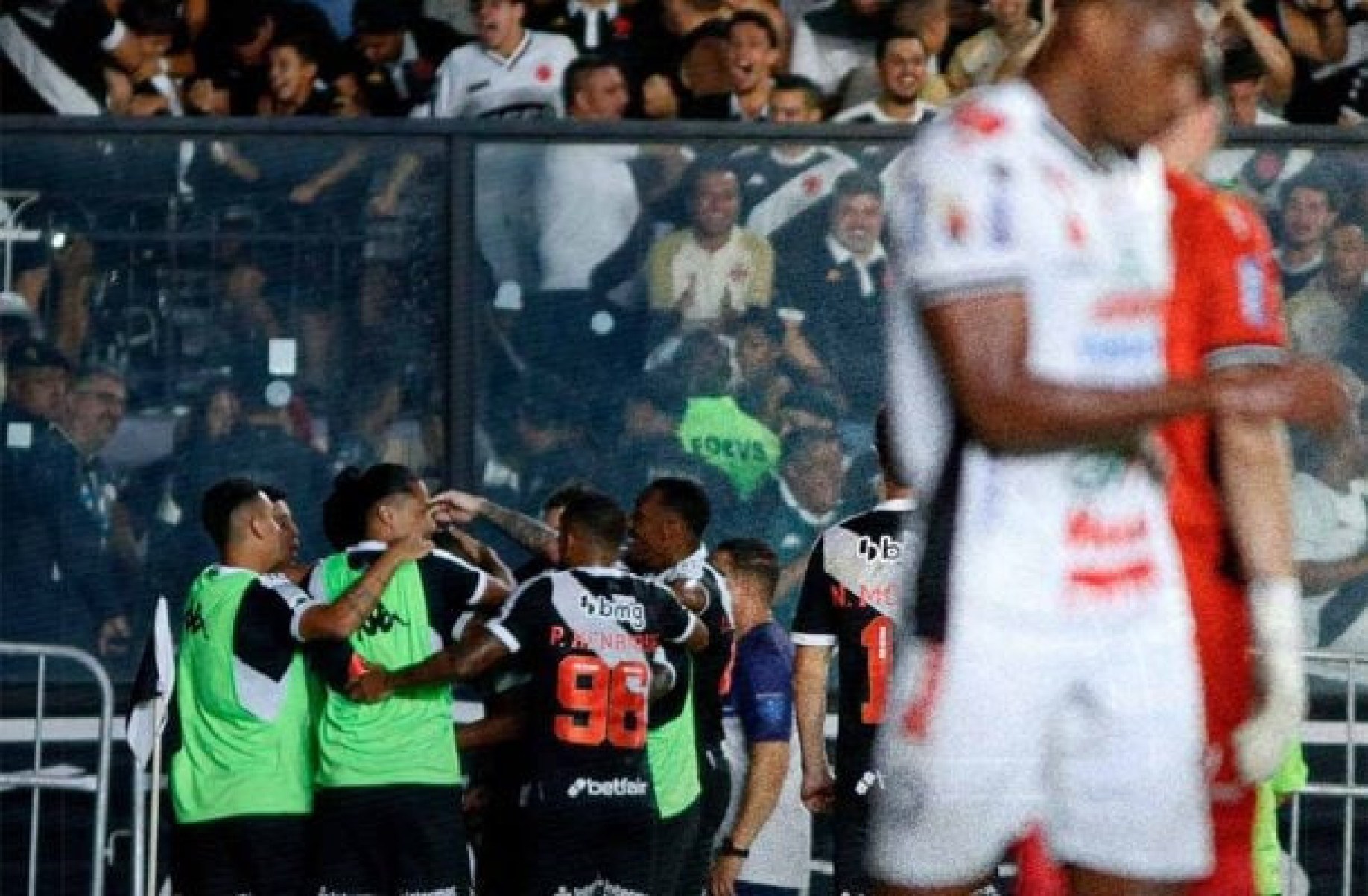 Léo Jardim brilha nos pênaltis, e Vasco despacha Operário-PR na Copa do Brasil
