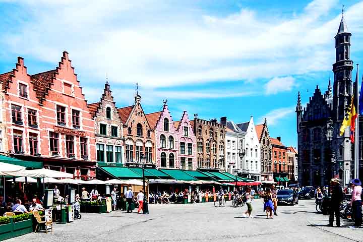 O coração de Bruges, a Markt, é uma praça cercada por edifícios históricos e restaurantes. No centro, destaca-se a estátua de Jan Breydel e Pieter de Coninck, heróis flamengos. Ao redor, há construções icônicas como o Belfort e o Provinciaal Hof.