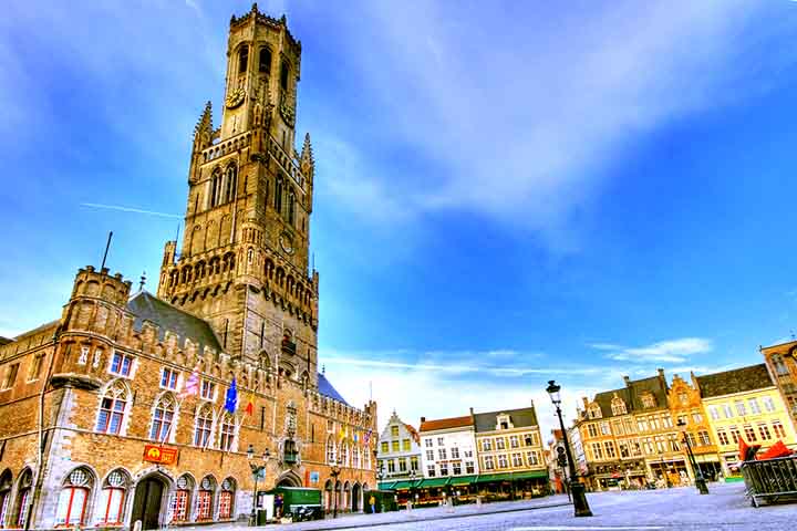 A torre já serviu como tesouraria e arquivo da cidade, além de ser um símbolo do poder comercial medieval. O som dos sinos tocando no alto da cidade torna a experiência ainda mais especial para os visitantes.
